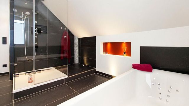 Modernes Badezimmer mit bodengleicher Dusche